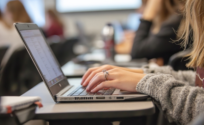 Traditional Or Modern Paper Notetaking Vs. Digital Notetaking