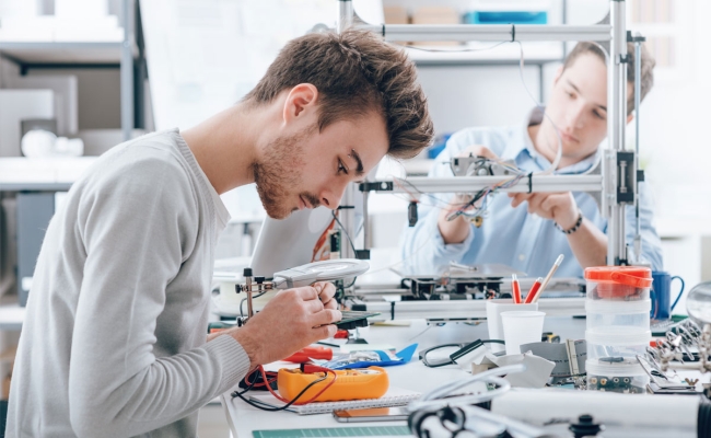 Engineering students working together in a lab