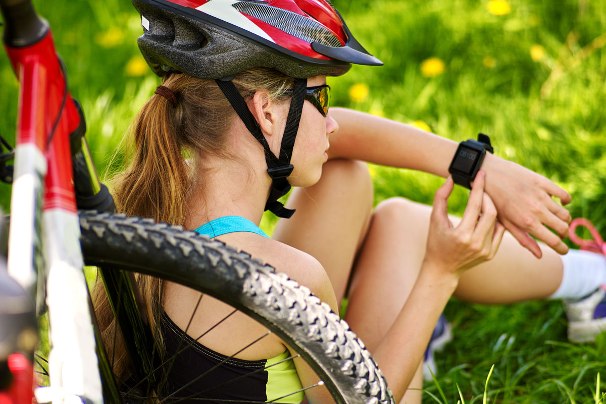 Female cyclist with smart helmet