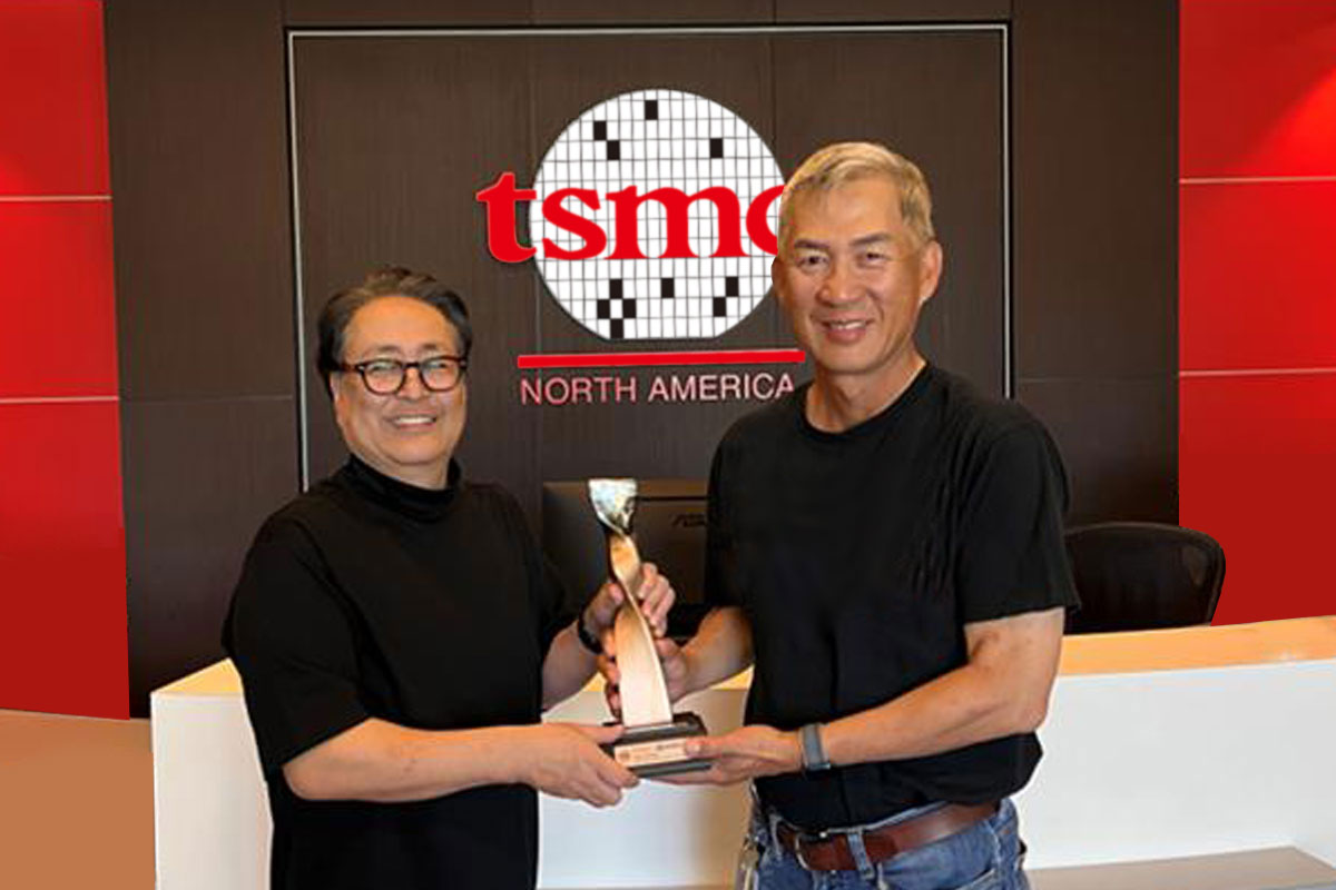 Ambiq's CEO Fumihide Esaka Accepts TSMC Technology Symposium the Demo of the Year Award